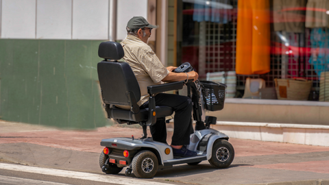 Facilitez votre Mobilité avec Scoot Motion : Des Solutions Adaptées aux Personnes à Mobilité Réduite (PMR)