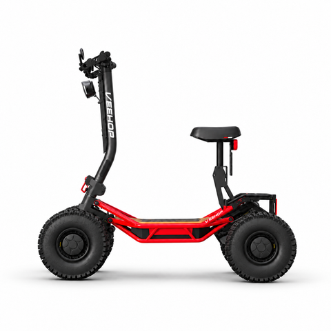 Vue latérale de la trottinette électrique Veehop rouge avec siège et pneus cross